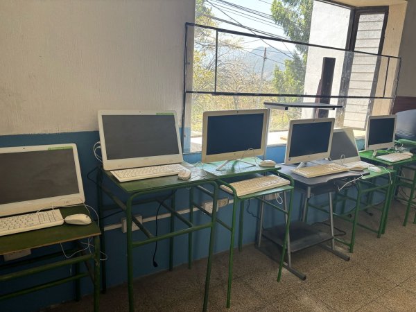 Donación de computadoras al Centro de Educación Especial EFINE