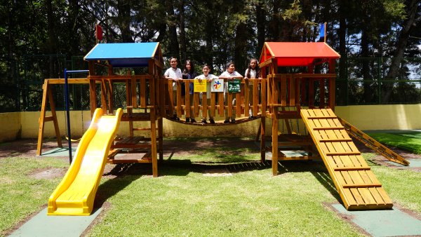 Renovaci&oacute;n de &aacute;reas recreativas preprimaria y primero/segundo primaria
